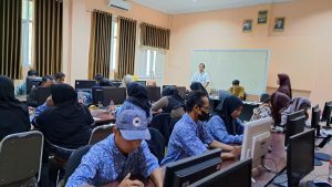 Lab. Komputer II tempat para siswa belajar teknologi modern berbasis internet.